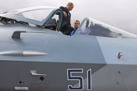 Ông Putin trên chiếc Sukhoi T-50.