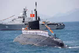 Hải quân Việt Nam trên tàu ngầm Kilo.
