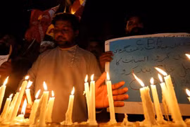 Những người dân tại Karachi, Pakistan thắp nến tưởng niệm các nạn nhân thiệt mạng trong vụ tấn công tại Sri Lanka.