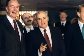 Tổng thống Gorbachev và tổng thống Bush.