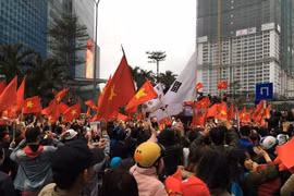 Các cổ động viên đón chào U23 Việt Nam.