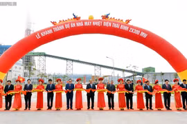 Thủ tướng Nguyễn Xuân Phúc cắt băng khánh thành Nhà máy Nhiệt điện Thái Bình 1 (Ảnh: VGP)