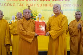 Hòa thượng Thích Gia Quang (người đứng bên trái) được giao làm Trưởng ban Thông tin - Truyền thông TW Giáo hội Phật giáo VN nhiệm kỳ 2022- 2027. Ảnh: phatgiao.org.vn.