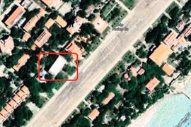 Cho đến tối nay (11/7), trên ứng dụng Google Map, hình ảnh lá quốc kỳ chưa xuất hiện trở lại trên nhà hội trường đảo Trường Sa Lớn.