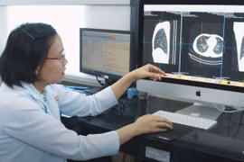 Ứng dụng Y tế trực tuyến liên kết trực tiếp với cơ sở dữ liệu về nhân sự hành nghề tại tất cả các cơ sở khám, chữa bệnh. Ảnh minh hoạ.