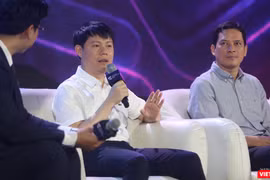 Tổng Giám đốc VTC Nguyễn Ngọc Bảo và Cục trưởng Cục Phát thanh, Truyền hình & Thông tin điện tử Lê Quang Tự Do trao đổi tại Diễn đàn Game Việt Nam.