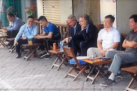 Tổng thống Argentina Maurico Macri thưởng thức cafe vỉa hè trên đường Lý Thường Kiệt. Ảnh: Clarin