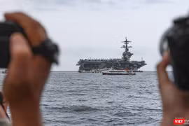 Sức hút của tàu sân bay USS Theodore Roosevelt của Hải quân Hoa Kỳ trên vịnh Đà Nẵng