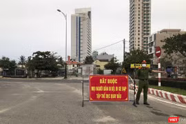 Lực lượng công an kiểm soát tại khu vực bãi biển, cấm người dân tập trung đông người đi bộ, tập thể thao để phòng, chống COVID-19