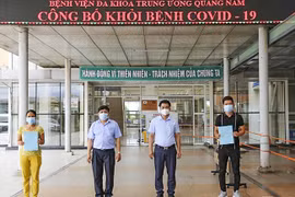 Các bệnh nhân mắc COVID-19 thứ 716 và 719 ở Quảng Nam tại buổi xuất viện