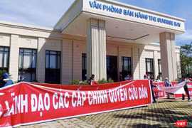 Khách hàng căng băng rôn đòi đất tại một vụ tranh chấp đất đai ở Đà Nẵng
