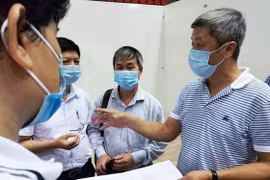Thứ trưởng Bộ Y tế Nguyễn Trường Sơn trực tiếp kiểm tra việc xây dựng Bệnh viện Dã chiến ở Đà Nẵng (Ảnh: Anh Văn)