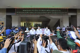Bác sĩ T.S Lê Đức Nhân – Giám đốc Bệnh viện Đà Nẵng trả lời phỏng vấn báo chí nhân sự kiện Bệnh viện Đà Nẵng dỡ bỏ lệnh phong tỏa