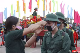 Thanh niên nhập ngũ được kiểm tra thân nhiệt ngay tại lễ tuyển quân