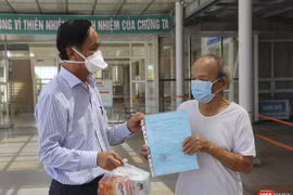 Bệnh nhân 525 (90 tuổi) vừa được Bệnh viện Đa khoa Trung ương Quảng Nam công bố khỏi bệnh và xuất viện
