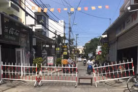 Đường dẫn vào khu vực khối phố An Hội (TP Hội An, Quảng Nam) được thiết lập rào chắn, hạn chế người ra vào khu vực.