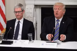 CEO AppleTim Cook (trái) và Tổng thống Mỹ Donald Trump (phải). Ảnh: Gizchina