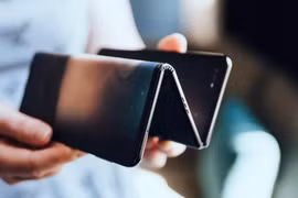 TCL giới thiệu một thiết kế hoàn toàn mới chưa từng xuất hiện trước đây. Ảnh: CNET