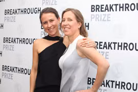 Chị em nhà Wojcicki - Anne Wojcicki (trái), CEO của 23andMe và Susan Wojcicki (phải), CEO của YouTube đều góp mặt trong top 100 người phụ nữ quyền lực 2019 của Forbes. Ảnh: Forbes