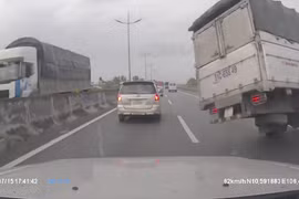 Hình ảnh một chiếc xe bị nổ lốp khi đang chạy trên cao tốc, được camera an ninh của chiếc xe phía sau ghi lại 