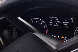 Hình ảnh thông số trên màn hình tap-lô cho thấy chiếc xe chỉ còn đi được thêm 2 km nữa 