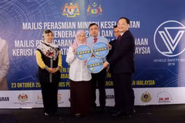 Phó thủ tướng Malaysia trao chứng nhận cho ông Trần Lê Phương – Phó Tổng giám đốc VinFast. 
