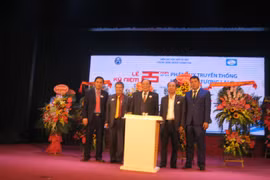 5 thế hệ lãnh đạo của Khoa CNTT Viện Đại học Mở Hà Nội. GS Thái Thanh Sơn (đứng giữa), trưởng khoa đầu tiên. TS Trương Tiến Tùng (bên trái), Viện trưởng Viện Đại học Mở Hà Nội