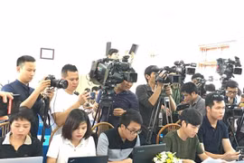 Rất đông báo chí đã dự cuộc họp báo trưa 23/7 về thanh tra kết quả thi THPT 2018 tại Sơn La. Ảnh: báo Tiền Phong