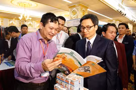 Phó Thủ tướng Vũ Đức Đam thăm gian hàng của OIC tại triển lãm Techfest 2016. (Ảnh do nhân vật cung cấp)