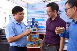 Ông Hà Quang Thành đang giới thiệu BK88 tại triển lãm kết quả nghiên cứu KH&CN đồng bằng sông Hồng tháng 9/2018 