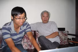 KTS Đinh Việt Phương giới thiệu công nghệ bảo tàng ảo với GS Nguyễn Văn Huy - nguyên giám đốc Bảo tàng Dân tộc học.