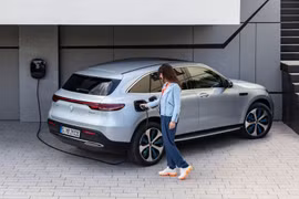Một mẫu xe của Mercedes đang sạc điện
