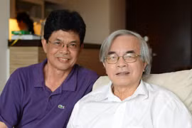 GS TS Phan Đình Diệu (bên phải) và TS Giang Công Thế - chuyên viên Ngân hàng Thế giới tại Việt Nam. (Ảnh do TS Giang Công Thế cung cấp)
