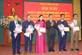 Bộ trưởng Bộ Thông tin và Truyền thông Nguyễn Mạnh Hùng tặng Kỷ niệm chương "Vì sự nghiệp Thông tin và truyền thông" cho Bí thư Tỉnh ủy Thái Nguyên Nguyễn Thanh Hải và 4 cá nhân.
