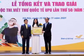 Ông Phạm Anh Tuấn - Thứ trưởng Bộ Thông tin và Truyền thông, Trưởng Ban Tổ chức cuộc thi và ông Nguyễn Hải Thanh - Chủ tịch HĐTV TCT Bưu điện Việt Nam trao Giấy chứng nhận giải Nhất quốc gia và phần thưởng của Ban Tổ chức.