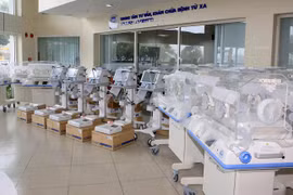 Lô trang thiết bị y tế gồm 5 máy thở, 5 máy điện tim và 7 lồng ấp trẻ em vừa được JICA bàn giao cho Bệnh viện Trung ương Huế