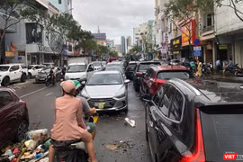 Hàng trăm phương tiện ô tô bị chết máy nằm la liệt trên tuyến đường Lê Duẫn, quận Hải Châu (đoạn Ông Ích Khiêm đến Hoàng Hoa Thám)