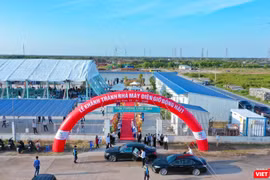 Quang cảnh lễ khánh thành và đưa Nhà máy điện gió Đông Hải 1 (Trà Vinh) công suất 100MW, trị giá 5.000 tỷ đồng vào vận hành.