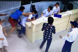 Một vụ bác sĩ bị hành hung (Ảnh LEMAI)