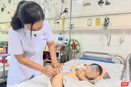 Bác sĩ Bệnh viện Hữu nghị Việt Đức chăm sóc bệnh nhân nhi