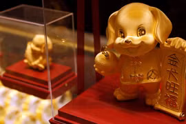 Bức Tượng vàng hình chú chó được dùng làm vật trang trí tại Hồng Kong để chào đón năm mới. Nhưng tại Malaysia, người dân lại tránh dùng các biểu tượng này trang trí cho năm mới. Ảnh: REUTERS/Tyrone Siu
