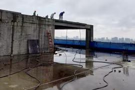 Công nhân tháo dỡ tầng thượng "pháo đài" 8B Lê Trực