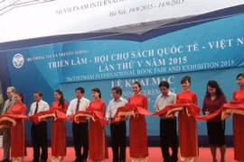 Bộ trưởng Bộ TT&TT Nguyễn Bắc Son, Thứ trưởng Bộ TT&TT Trương Minh Tuấn cùng các lãnh đạo Bộ, ngành, cơ quan báo chí cắt băng khai mạc. (Ảnh: B.M)