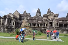 Khách du lịch đến Campuchia tham quan đền Angkor Wat 