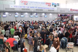 Du khách làm thủ tục tại sân bay Cam Ranh