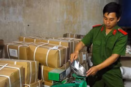 Cơ quan chức năng phát hiện đường hóa học, chất tạo ngọt chưa rõ nguồn gốc - Ảnh: Ngọc Lê