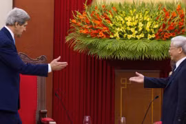 Ngoại trưởng Mỹ John Kerry trong cuộc gặp với Tổng bí thư Việt Nam Nguyễn Phú Trọng ở Hà Nội hồi cuối năm 2013. 