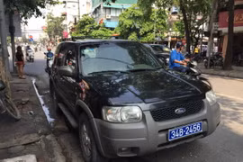 Chiếc xe biển xanh được đưa về chốt CSGT - Ảnh: M.Quang