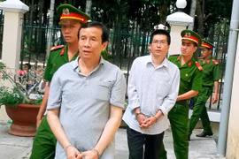 Các bị cáo áp tải đến phiên tòa xét xử phúc thẩm sáng 11.12 - Ảnh Trần Thanh Phong
