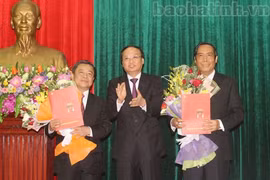 Đồng chí Nguyễn Thanh Bình (bên phải) và đồng chí Võ Kim Cự (bên trái) nhận quyết định của Bộ Chính trị.